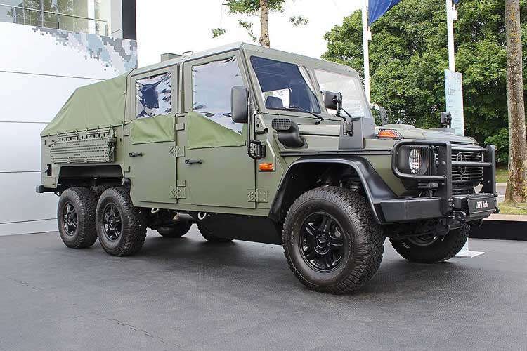 Seat-fitting-at-the-Elite-Benz-Mercedes-G-Class-6x6-Military-f.jpg