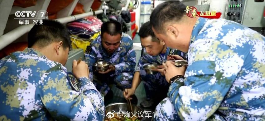 중국 093형 원자력 잠수함에서 밥 먹는 짤방 7.jpg