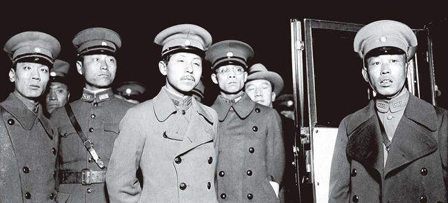 장쉐량(앞줄 왼쪽 셋째)을 호위한 동북강무당 출신 장교들..jpg