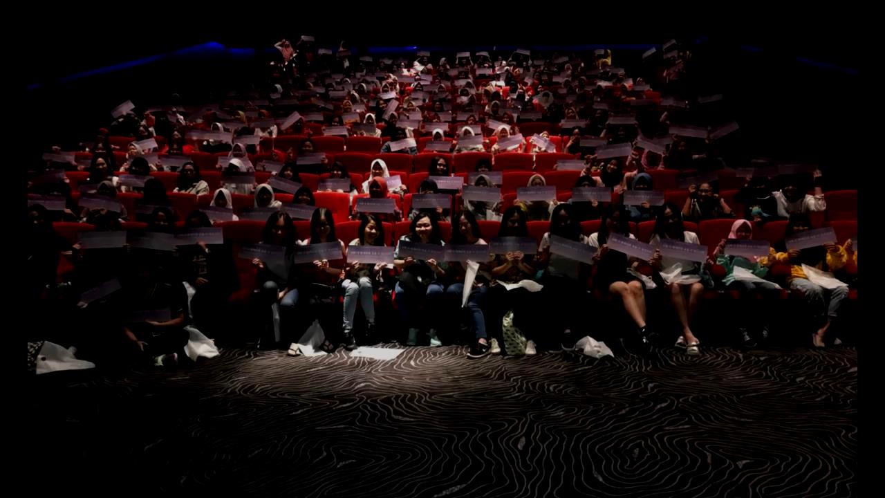 (해외반응) 방탄소년단 영화가 오픈하자 전세계적으로 일어나고있는일-0006308.jpg